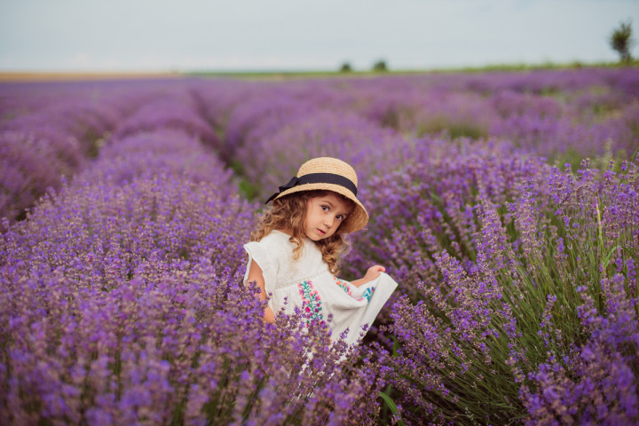 Детски фотосесии - Марая в лавандула 2
