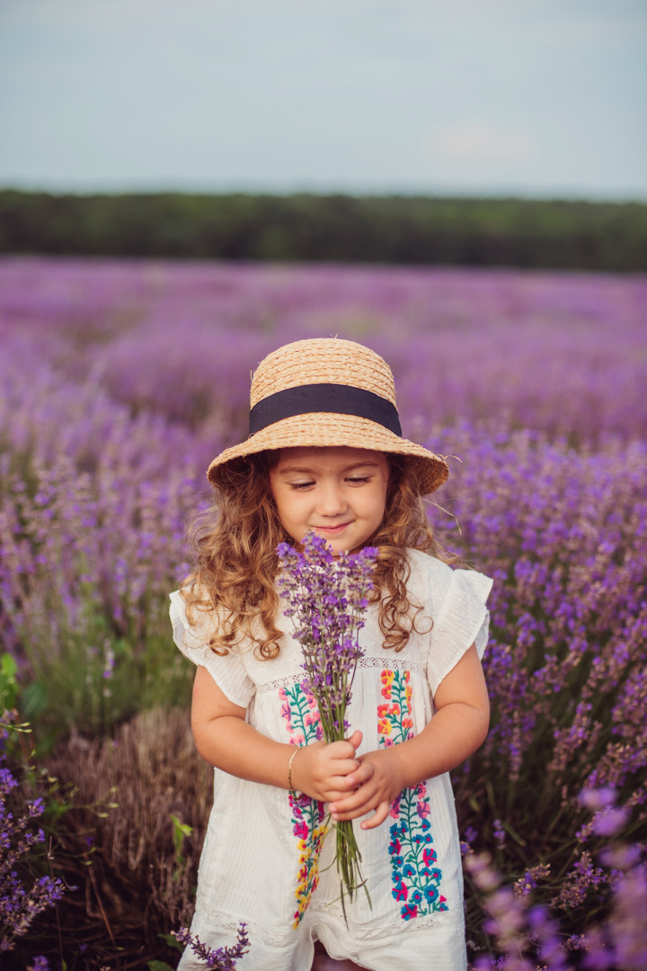 Детски фотосесии - Марая в лавандула 4