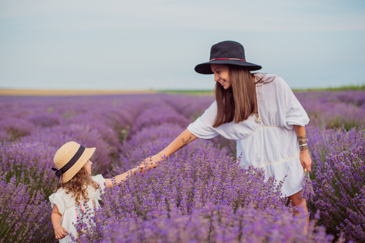 Детски фотосесии - Марая в лавандула 5