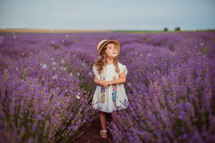 Детски фотосесии - Марая в лавандула 6
