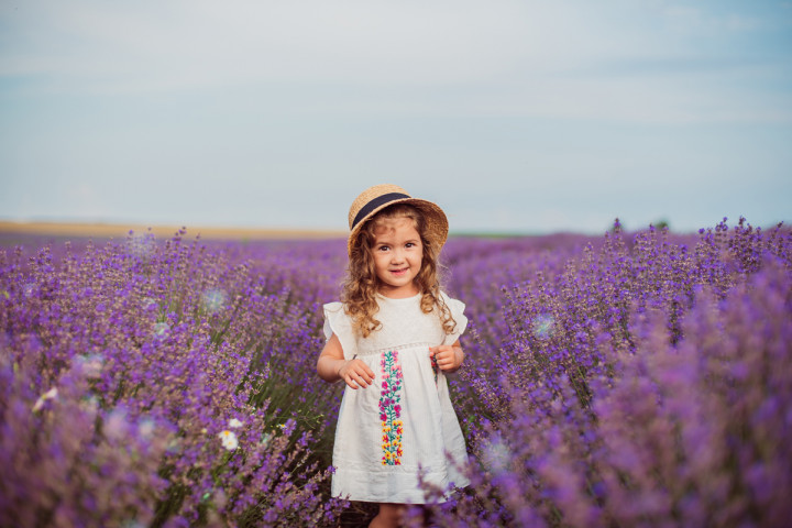 Детски фотосесии - Марая в лавандула 8
