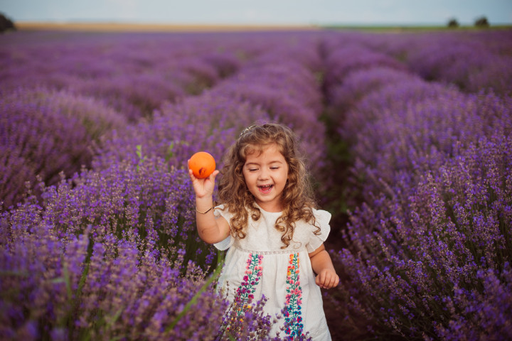 Детски фотосесии - Марая в лавандула 10