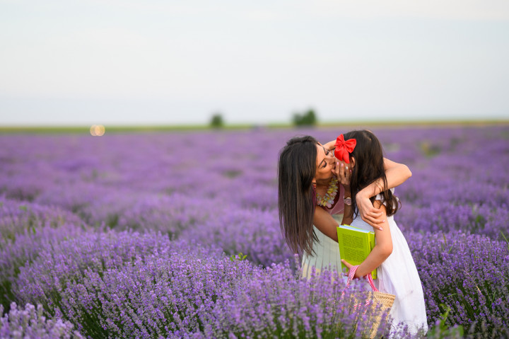 Семейни фотосесии - Майки с дъщери в лавандула 3