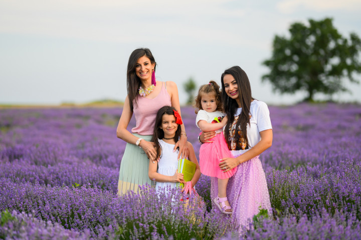 Семейни фотосесии - Майки с дъщери в лавандула 4