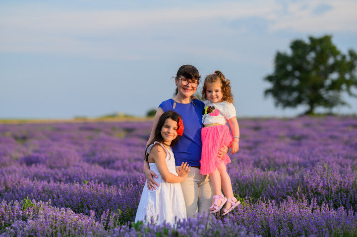 Семейни фотосесии - Майки с дъщери в лавандула 6