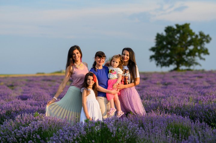 Семейни фотосесии - Майки с дъщери в лавандула 7