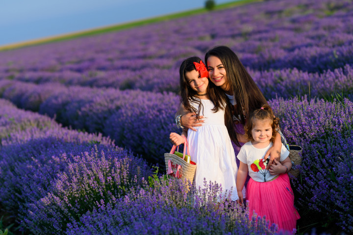 Семейни фотосесии - Майки с дъщери в лавандула 9