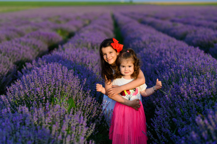 Семейни фотосесии - Майки с дъщери в лавандула 10