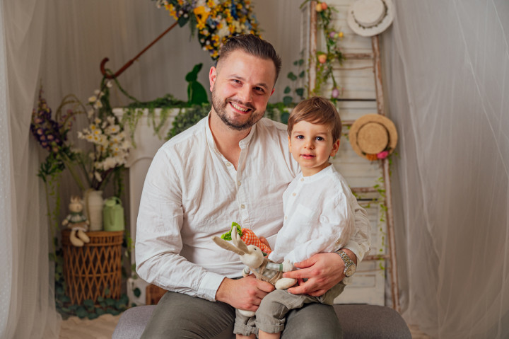 Пролетно-Великденски фотосесии - Тони, мама и тати 1