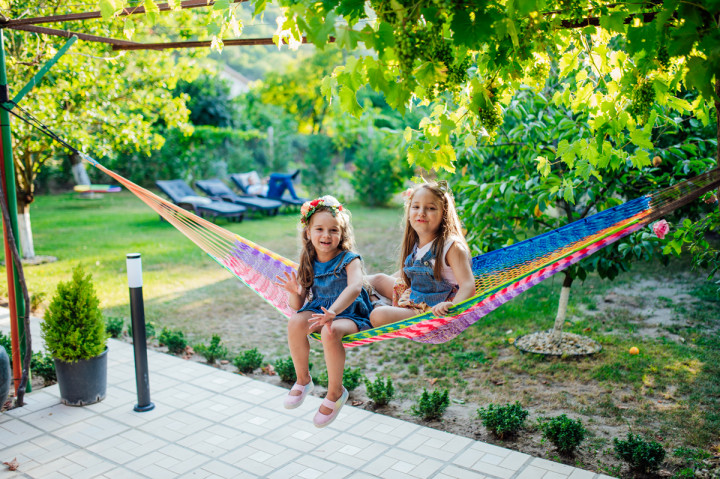 Семейни фотосесии - Фамилна фотосесия в двора 3