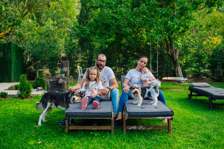 Семейни фотосесии - Семейна фотосесия в двора 1