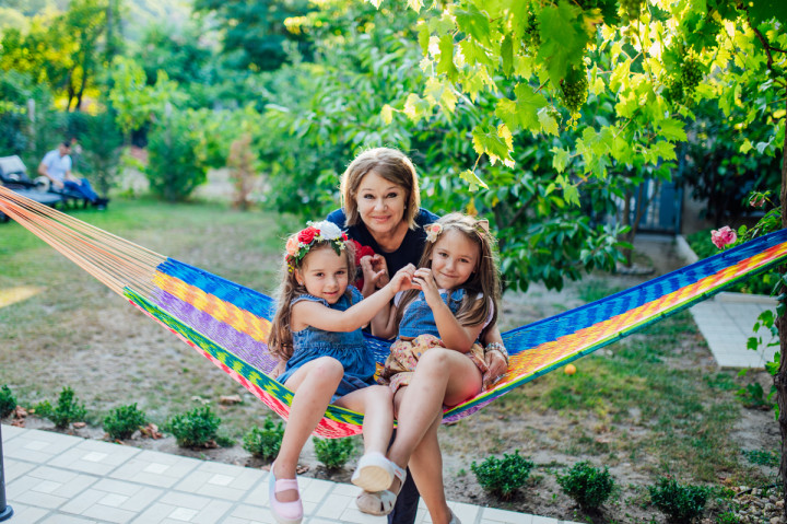 Семейни фотосесии - Фамилна фотосесия в двора 4