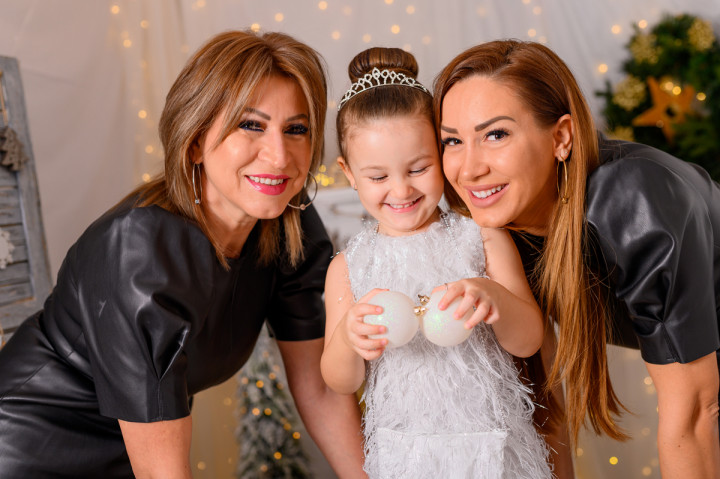 Коледни фотосесии  - Мия, мама и баба 3
