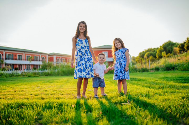 Семейни фотосесии - Сестри с деца на плажа 5