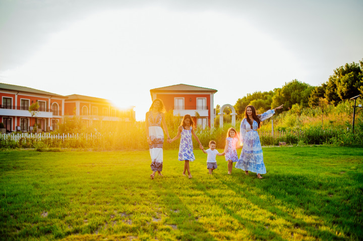 Семейни фотосесии - Сестри с деца на плажа 7