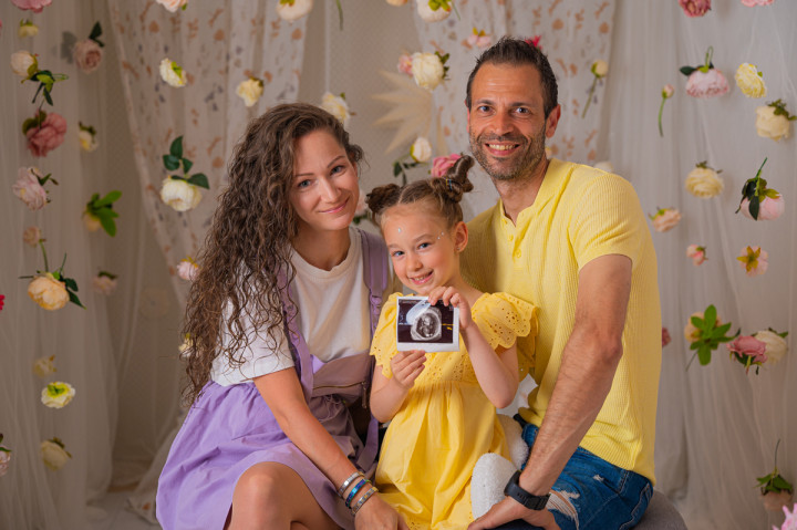 Пролетно-Великденски фотосесии - Дея, мама и тати 6