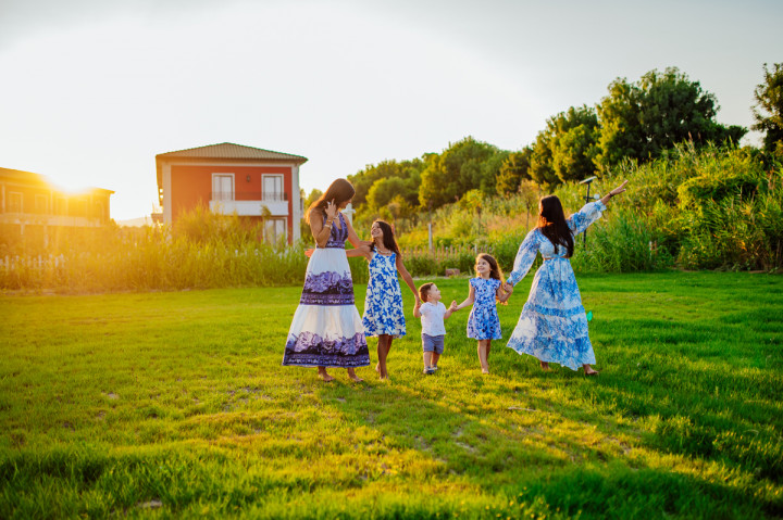 Семейни фотосесии - Сестри с деца на плажа 8