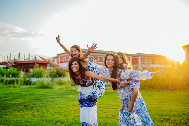 Семейни фотосесии - Сестри с деца на плажа 9