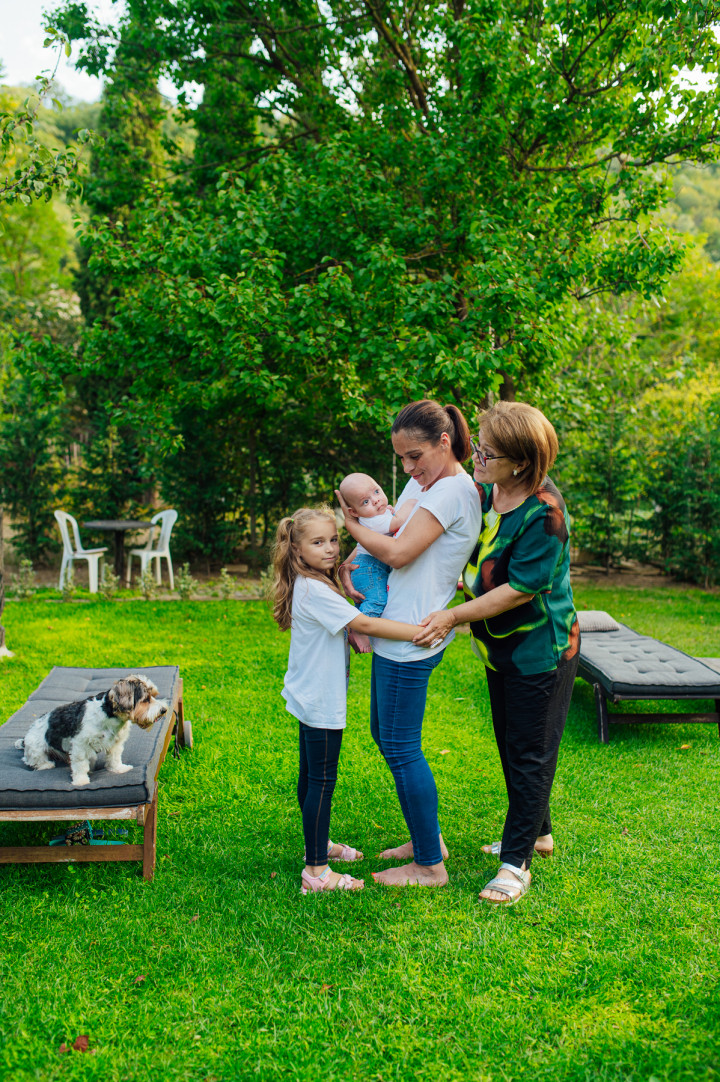 Семейни фотосесии - Семейна фотосесия в двора 8