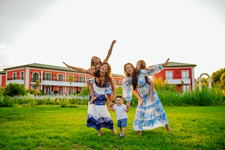 Семейни фотосесии - Сестри с деца на плажа 10