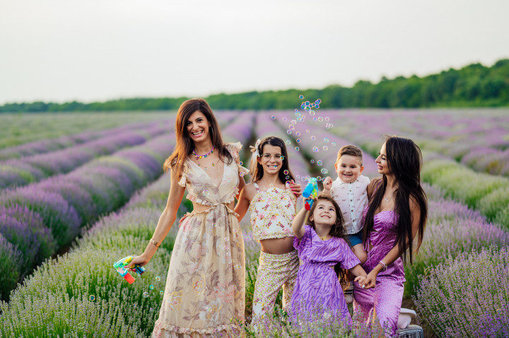 Семейни фотосесии - Фамилия в лавандула 7