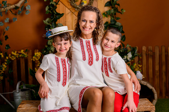 Пролетно-Великденски фотосесии - Дани, Лора, мама и вуйчо 1