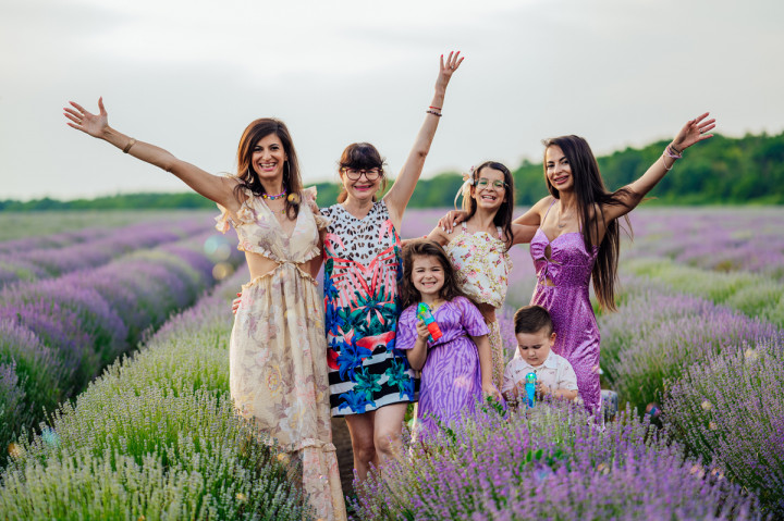 Семейни фотосесии - Фамилия в лавандула 10