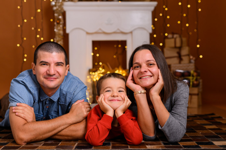 Детски фотосесии - Коледна фотосесия на Косе, мама и татко 8