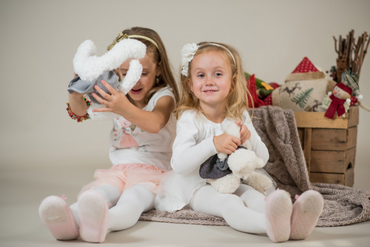 Детски фотосесии - Коледна фотосесия на Калина и Деа 10