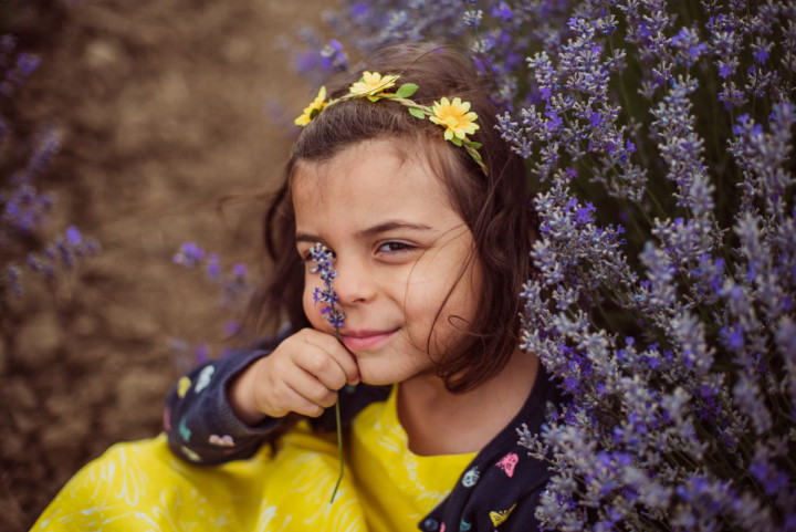 Детски фотосесии - Дария в лавандула 3