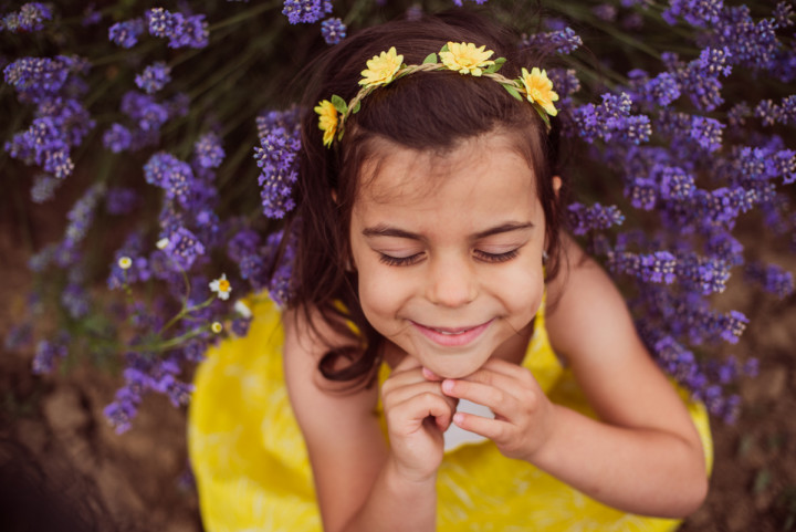 Детски фотосесии - Дария в лавандула 9